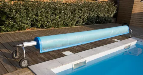 Aufrollvorrichtung mit aufgerollter Poolplane an einem rechteckigen Außenpool