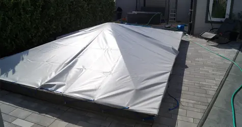 Graue Poolplane mit Gefälle zur kontrollierten Ableitung von Regenwasser