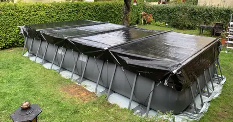 Schwarze Stangenabdeckung auf einem rechteckigen Aufstellpool